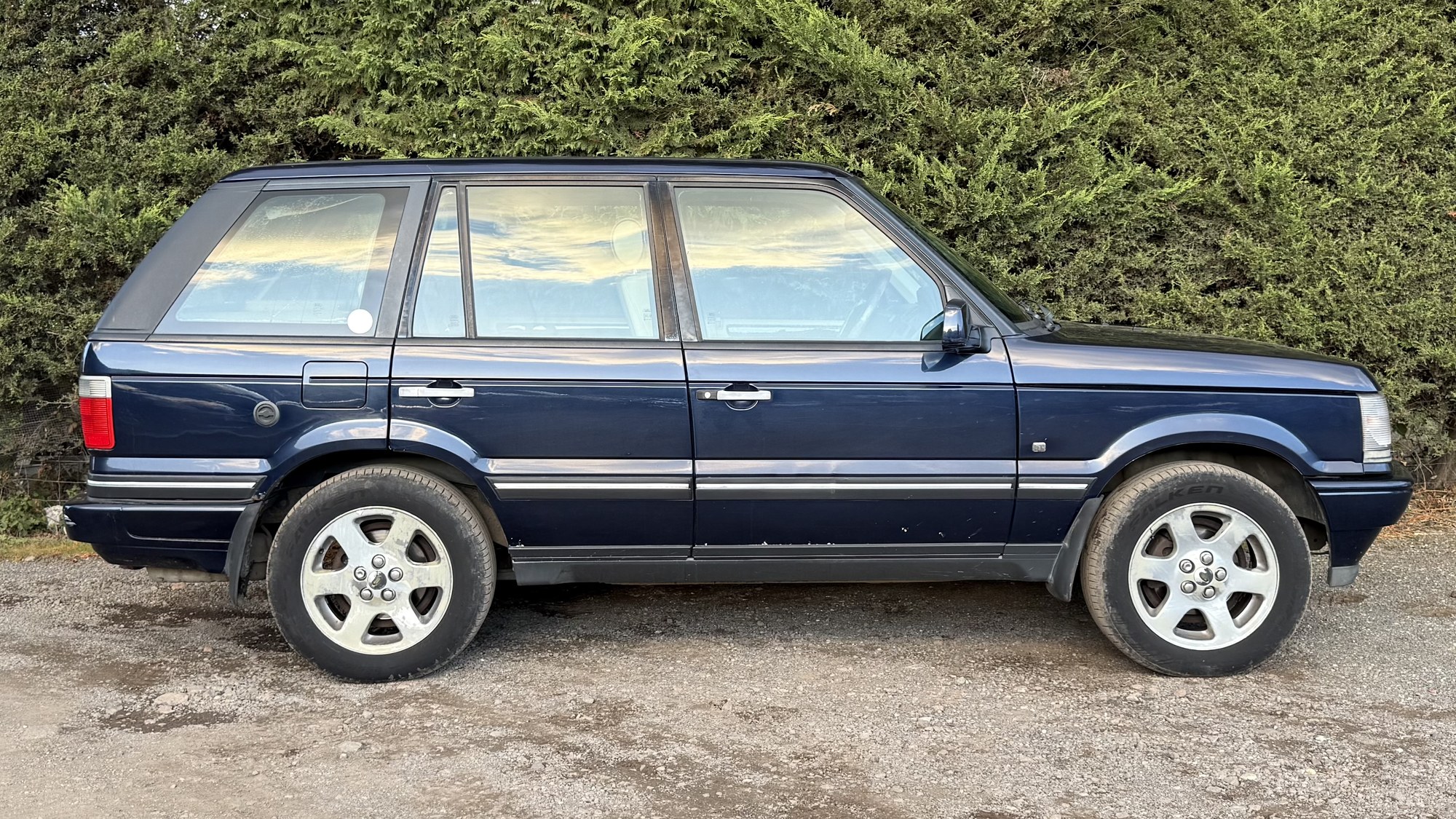Land Rover Range Rover 4.6 V8 Vogue Station Wagon 5dr (2001) image 2
